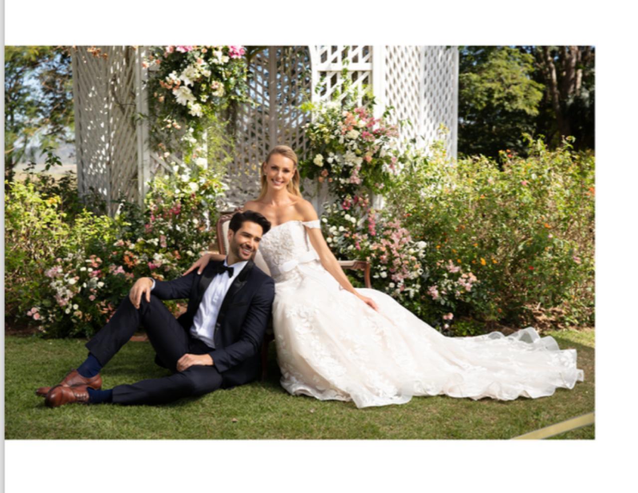 Vestido noiva rodado, decote tomara que caia com alças.