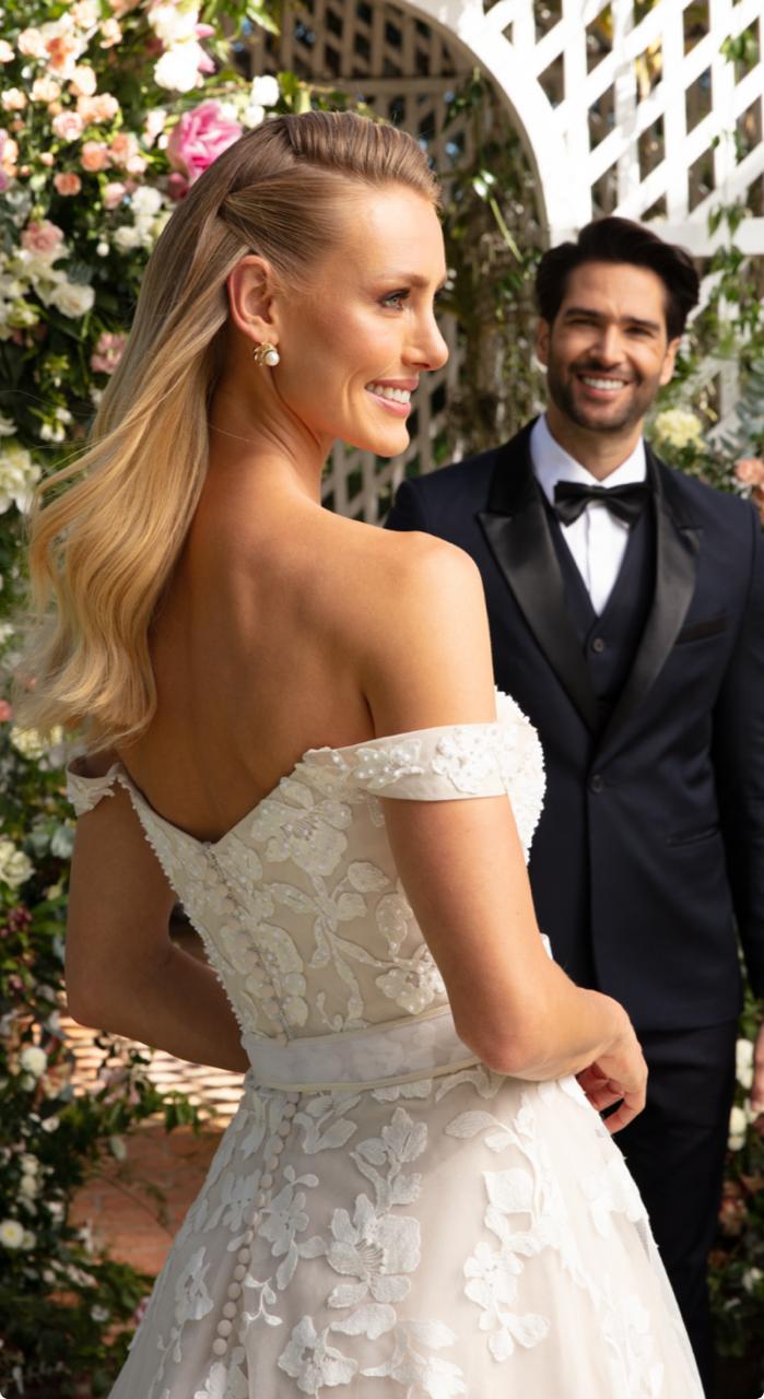 Vestido noiva rodado, decote tomara que caia com alças.