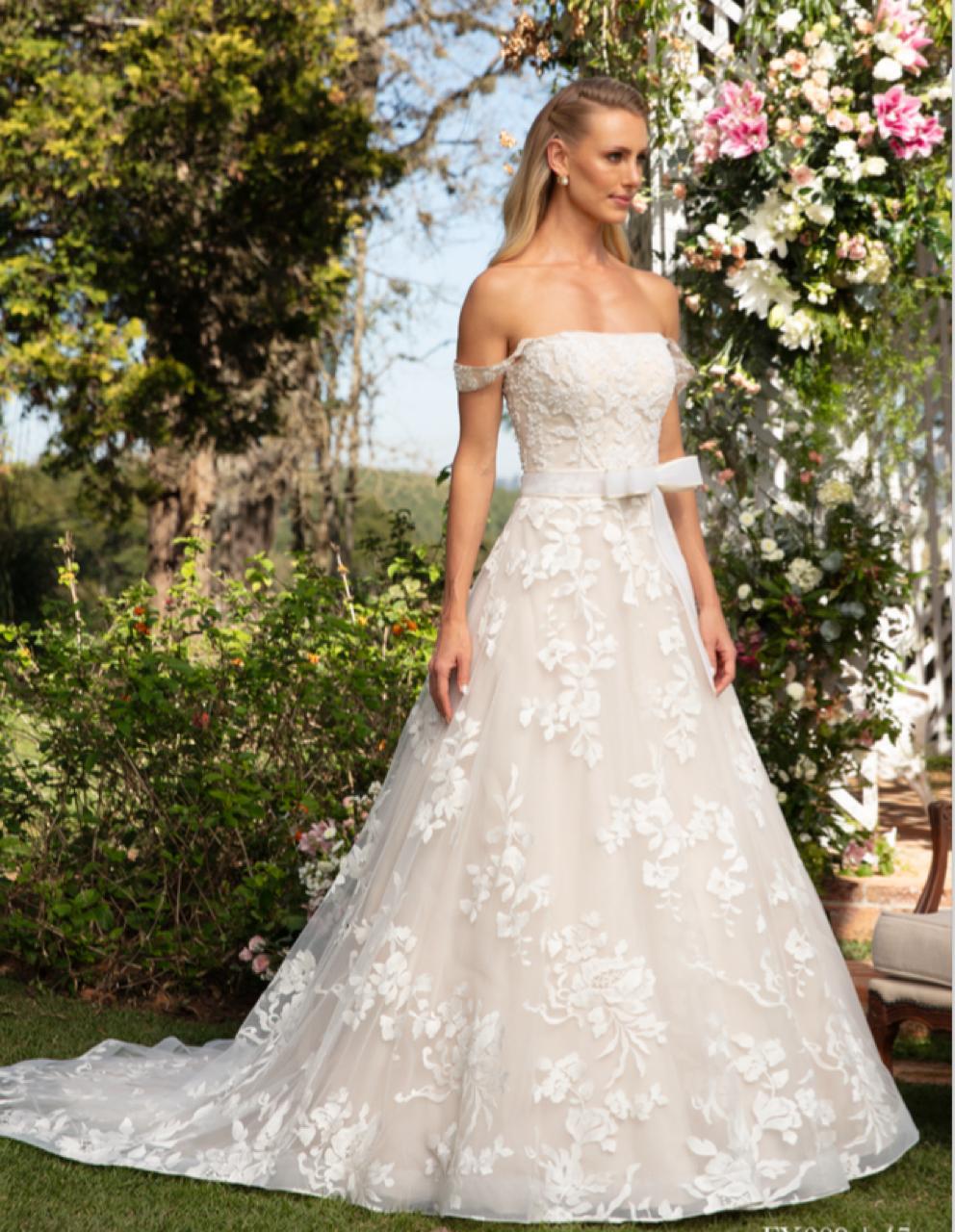 Vestido noiva rodado, decote tomara que caia com alças.