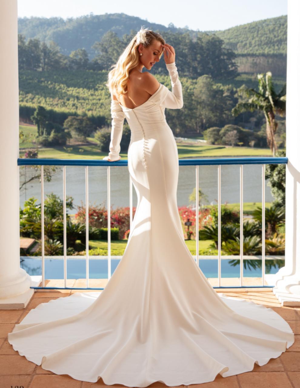 Vestido noiva sereia, decote ombro a ombro, off-white.