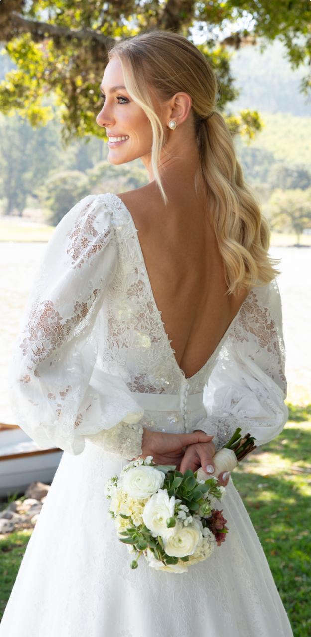 Vestido noiva rodado, decote princesa off-white.
