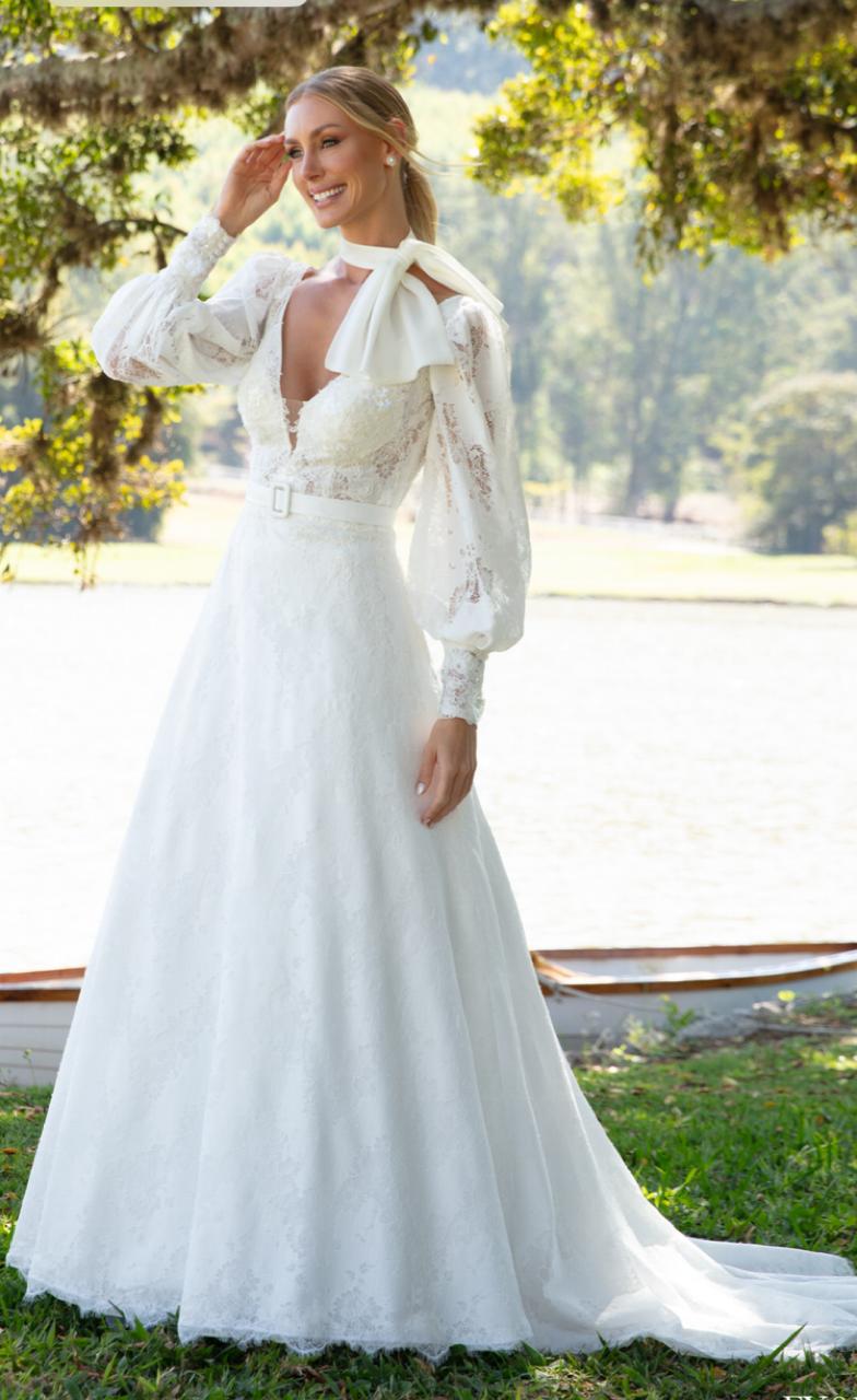 Vestido noiva rodado, decote princesa off-white.