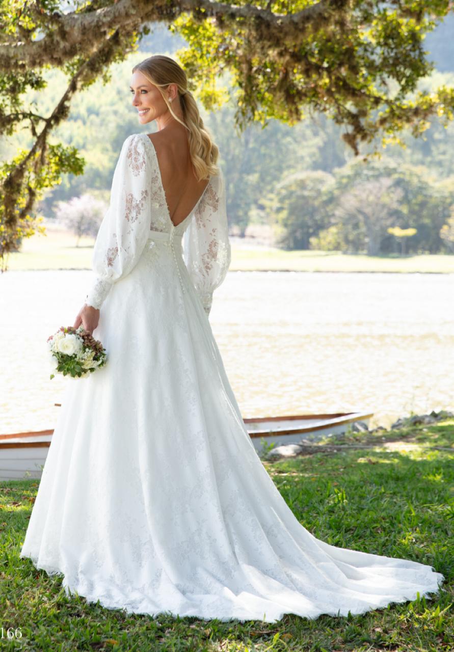 Vestido noiva rodado, decote princesa off-white.