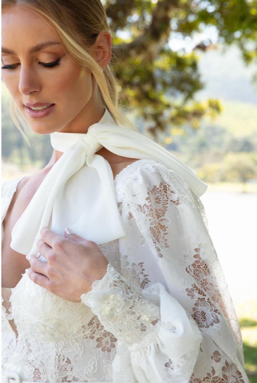 Vestido noiva rodado, decote princesa off-white.