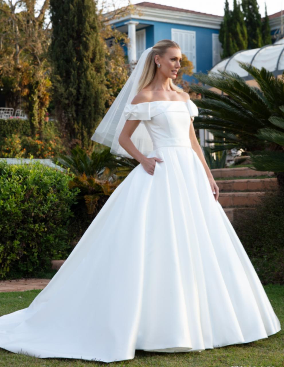 Vestido noiva rodado, com decote ombro a ombro, off-white com zibeline.