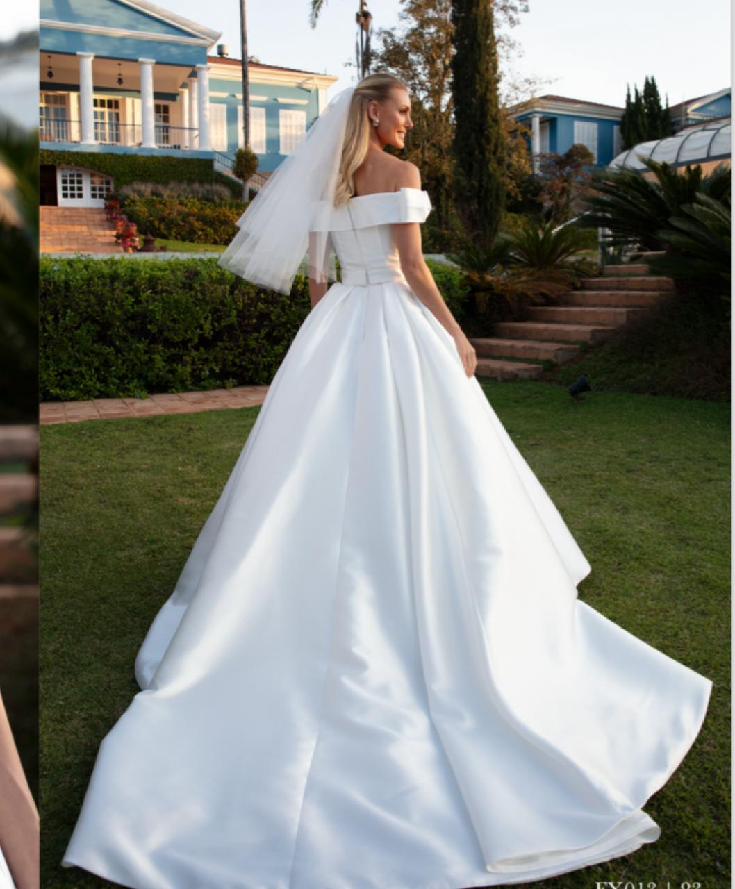 Vestido noiva rodado, com decote ombro a ombro, off-white com zibeline.