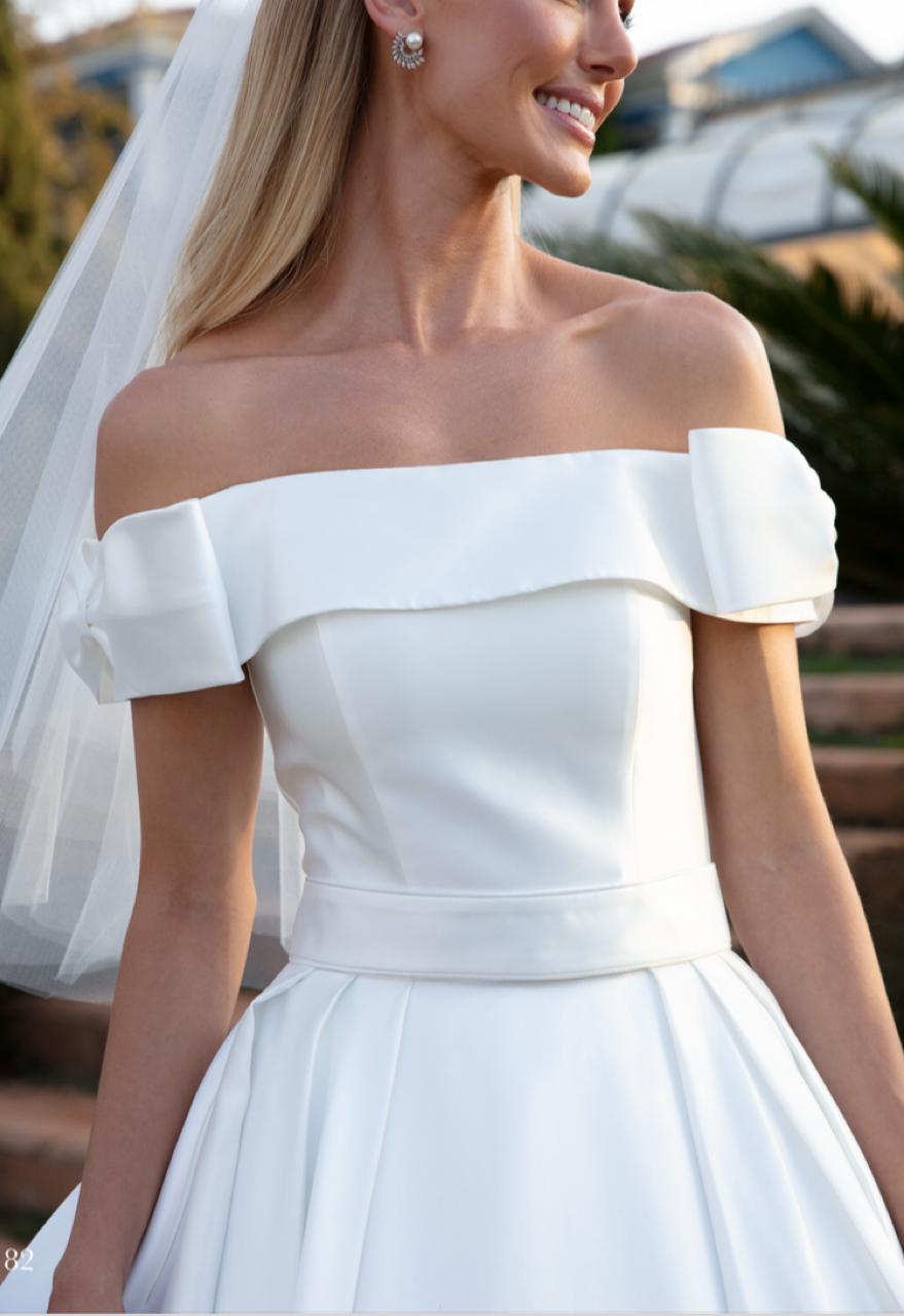 Vestido noiva rodado, com decote ombro a ombro, off-white com zibeline.