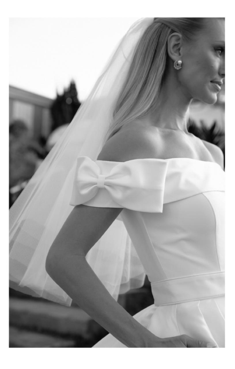 Vestido noiva rodado, com decote ombro a ombro, off-white com zibeline.