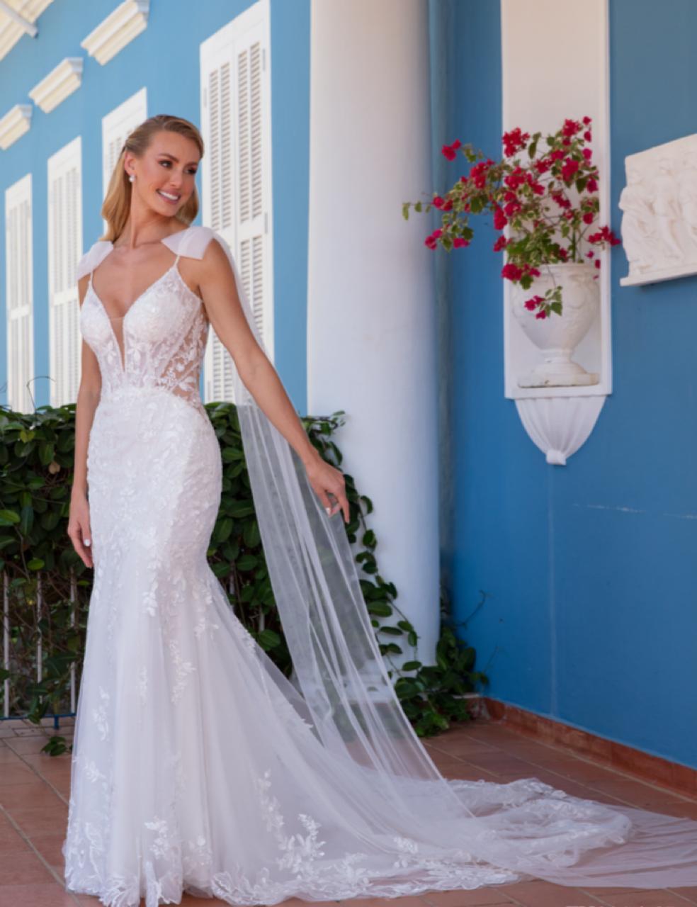 Vestido noiva sereia, decote princesa off-white em cetim.