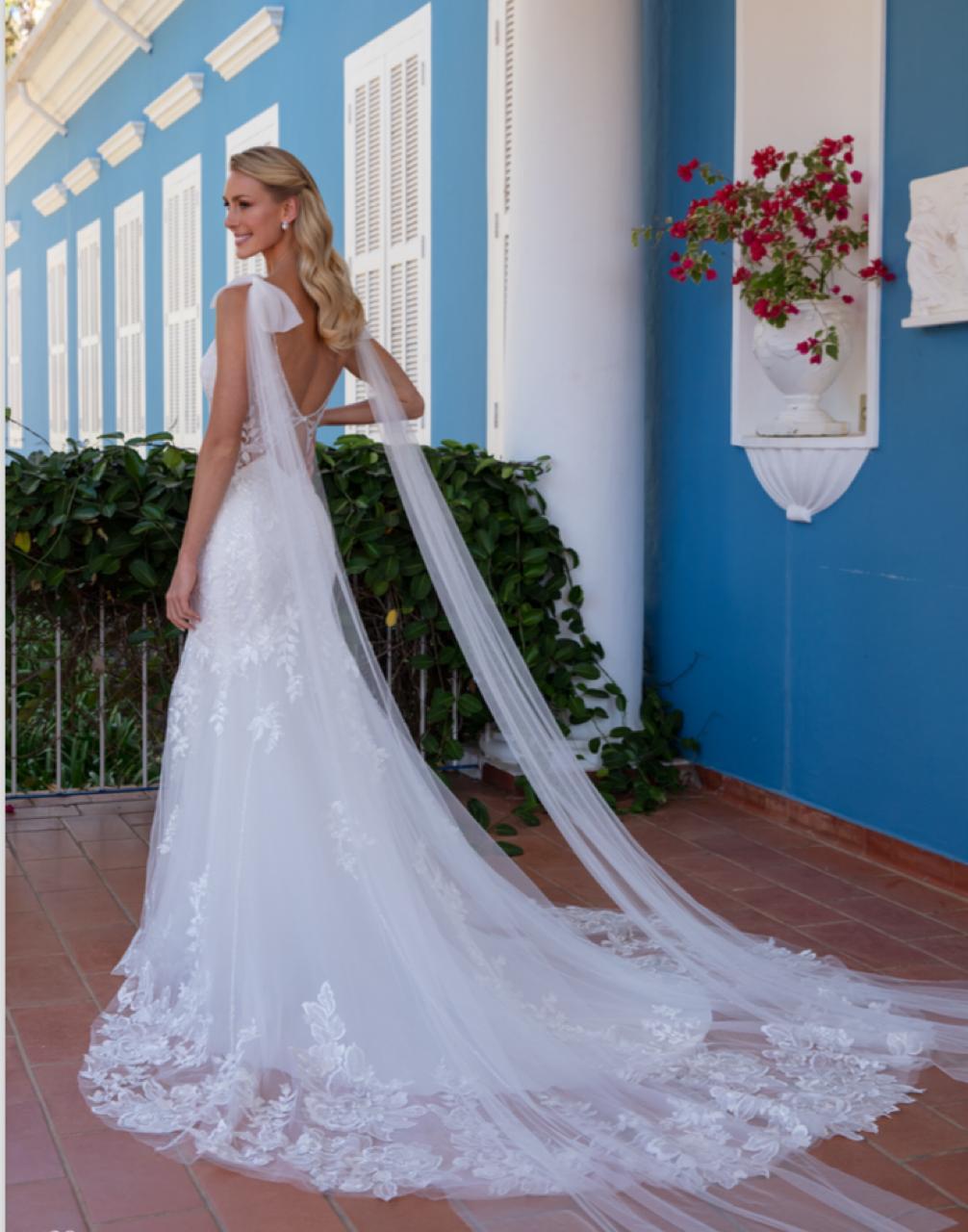 Vestido noiva sereia, decote princesa off-white em cetim.