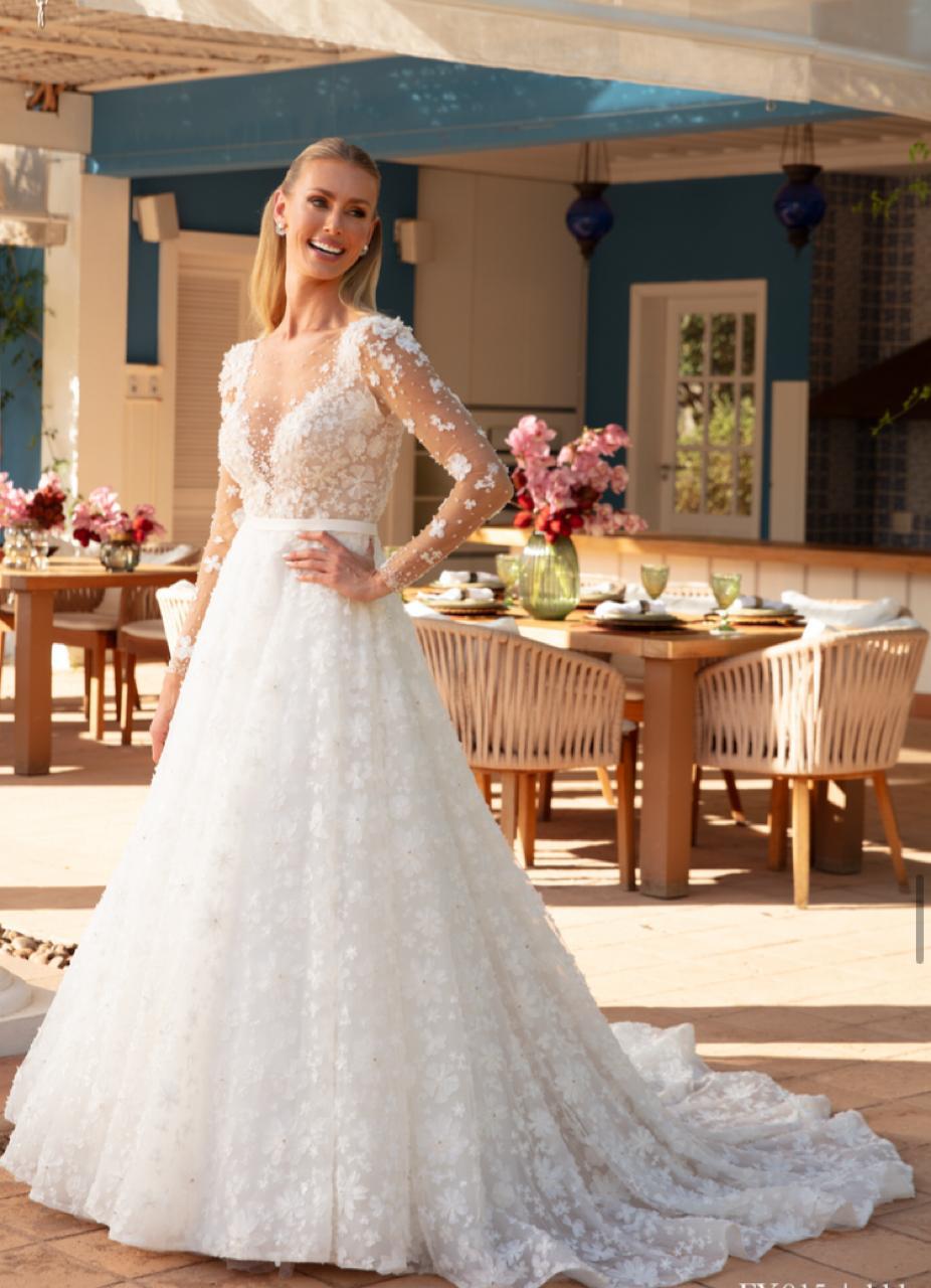 Vestido noiva rodado, estilo bateau off-white em cetim sobreposto.