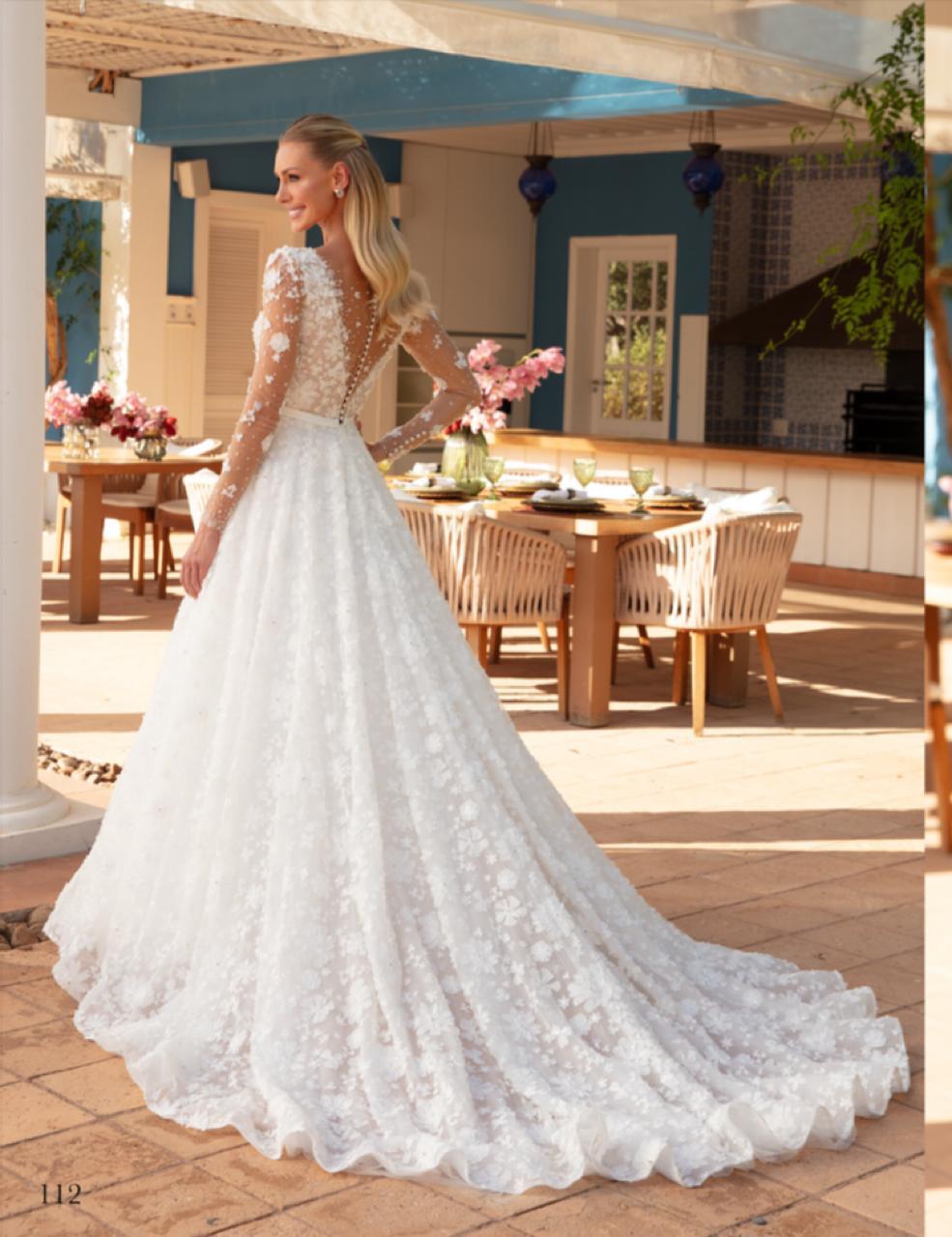 Vestido noiva rodado, estilo bateau off-white em cetim sobreposto.