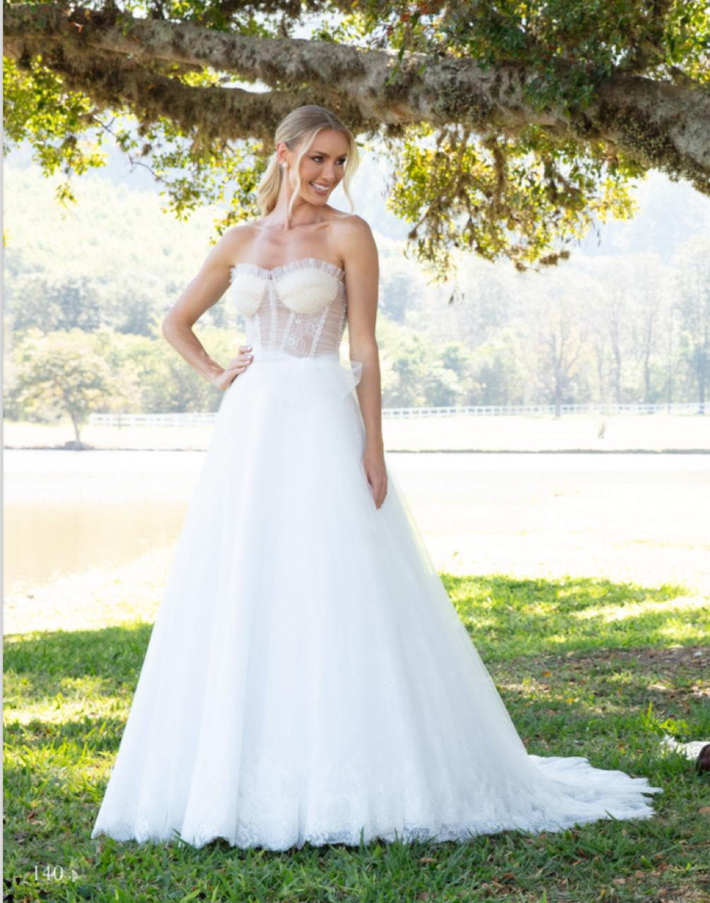 Vestido noiva rodado, decote tomara que caia, off-white em cetim sobreposto com renda francesa.