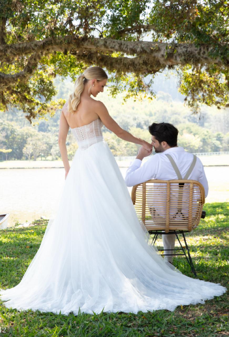 Vestido noiva rodado, decote tomara que caia, off-white em cetim sobreposto com renda francesa.
