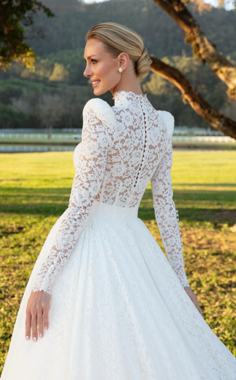 Vestido noiva rodado, decote gola alta com manga longa off-white em renda francesa soutache.