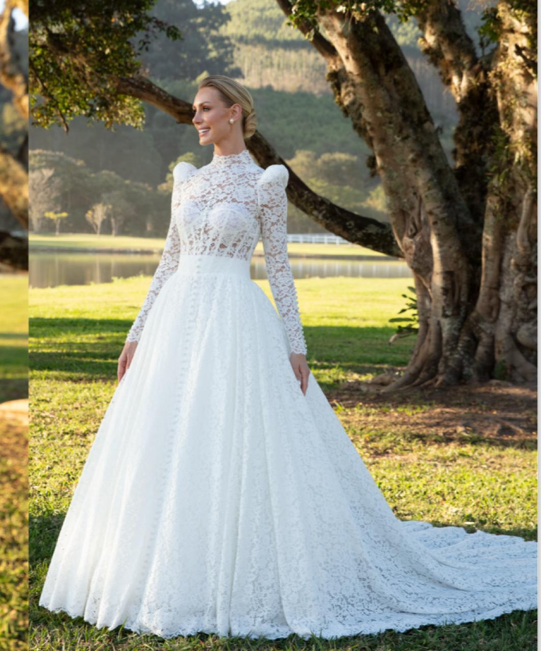 Vestido noiva rodado, decote gola alta com manga longa off-white em renda francesa soutache.