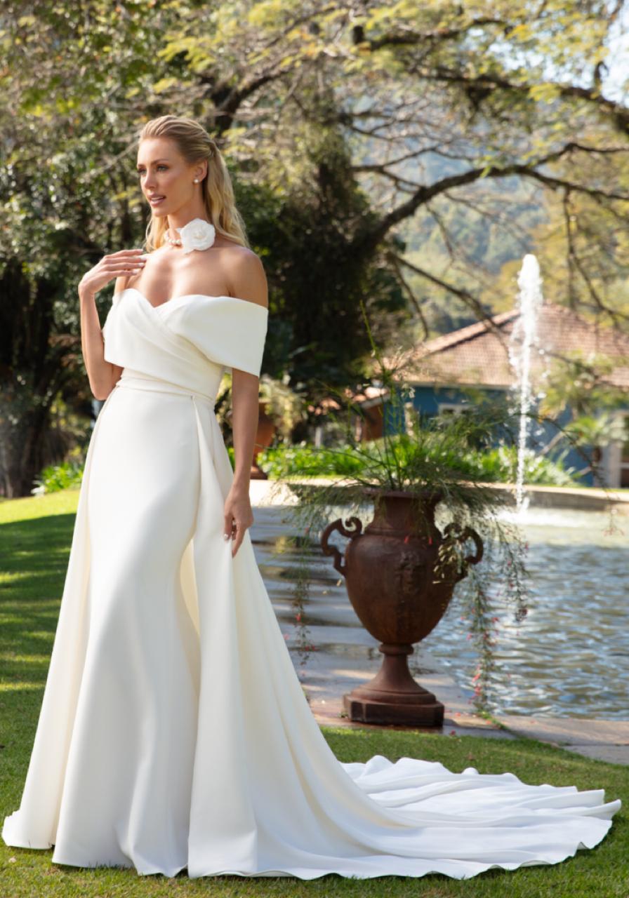 Vestido noiva sereia, decote ombro a ombro off-white em crepe.