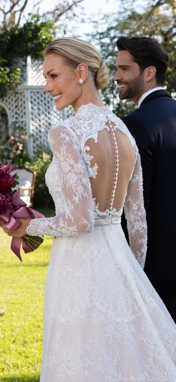 Vestido noiva rodado, decote gola alta com manga longa. nude c/ off-white em cetim.