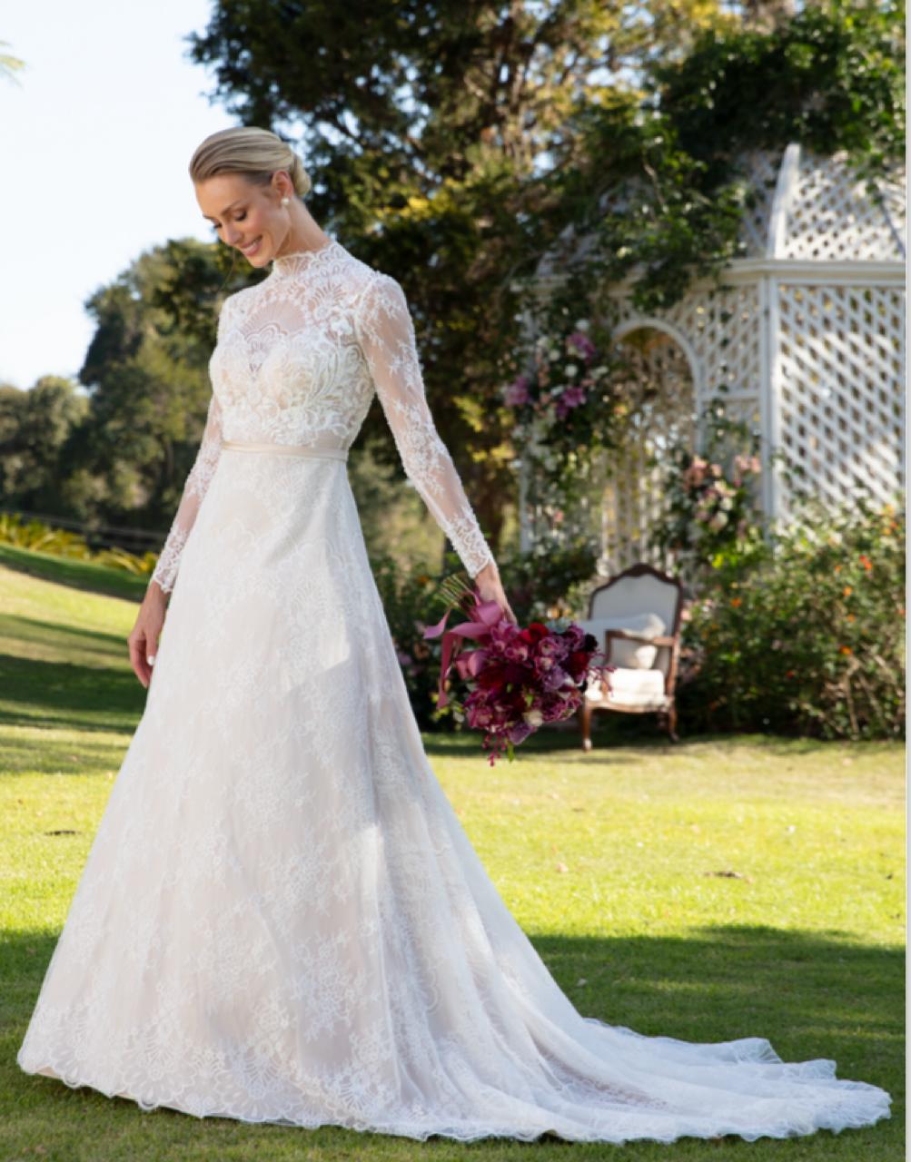 Vestido noiva rodado, decote gola alta com manga longa. nude c/ off-white em cetim.
