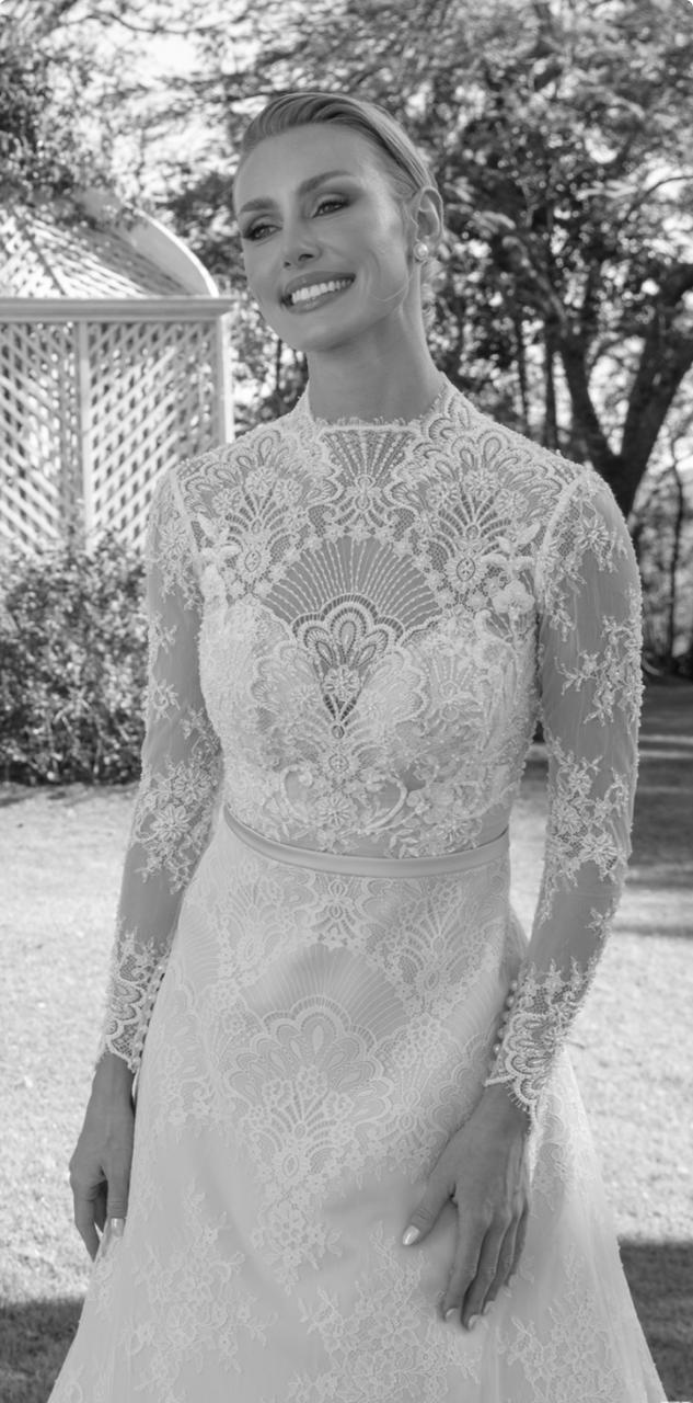 Vestido noiva rodado, decote gola alta com manga longa. nude c/ off-white em cetim.