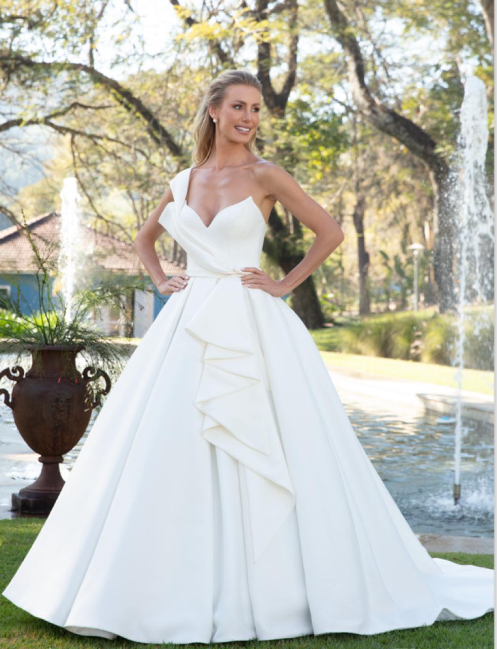 Vestido noiva rodado, decote tomara que caia, com alça um ombro só, off-white em piquet.
