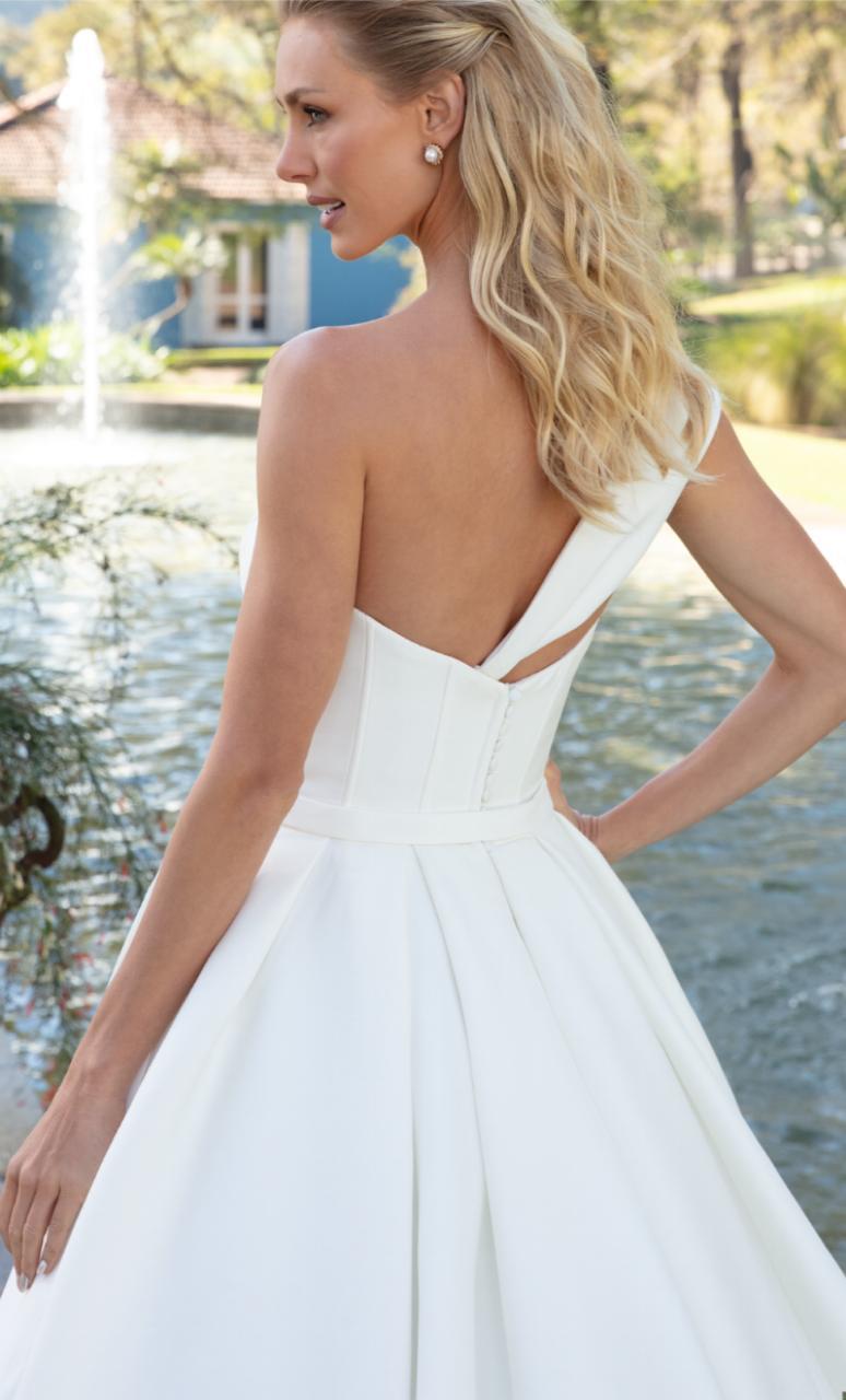 Vestido noiva rodado, decote tomara que caia, com alça um ombro só, off-white em piquet.