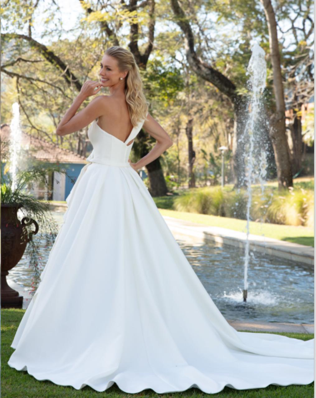 Vestido noiva rodado, decote tomara que caia, com alça um ombro só, off-white em piquet.