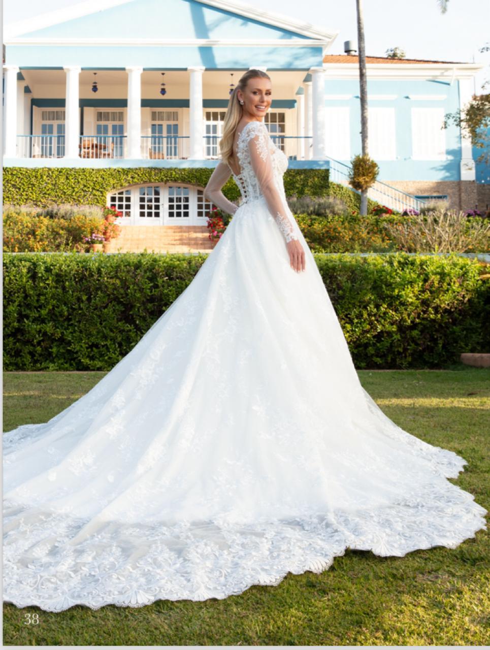 Vestido noiva rodado, com decote v, off-white, em renda francesa bordado com paetês e miçangas.