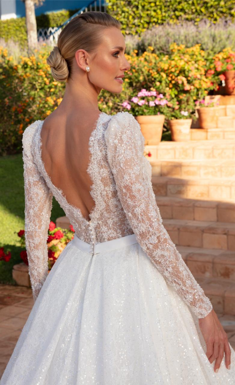 Vestido noiva rodado, com decote v, off-white, em renda francesa bordado com paetês e miçangas.