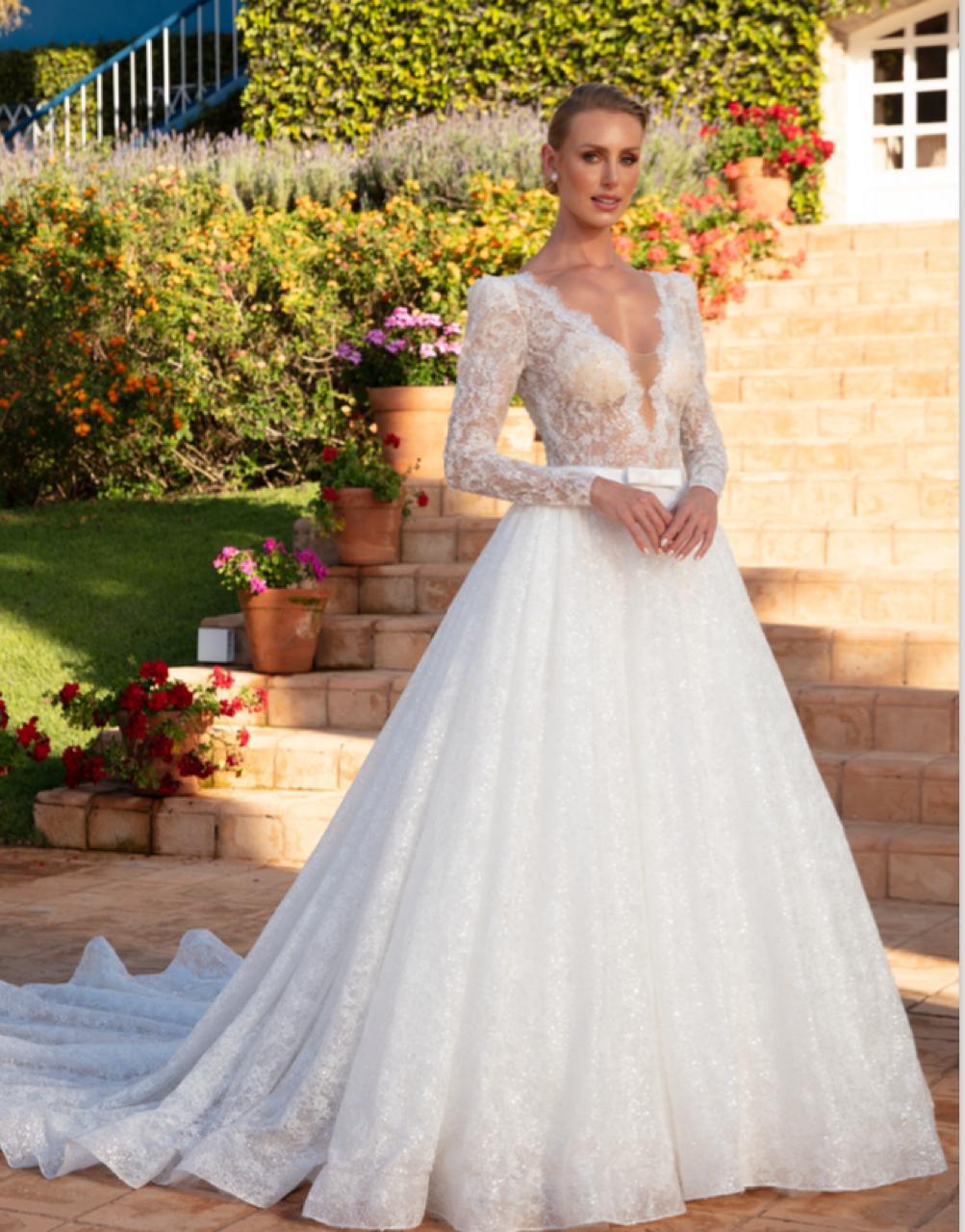 Vestido noiva rodado, com decote v, off-white, em renda francesa bordado com paetês e miçangas.