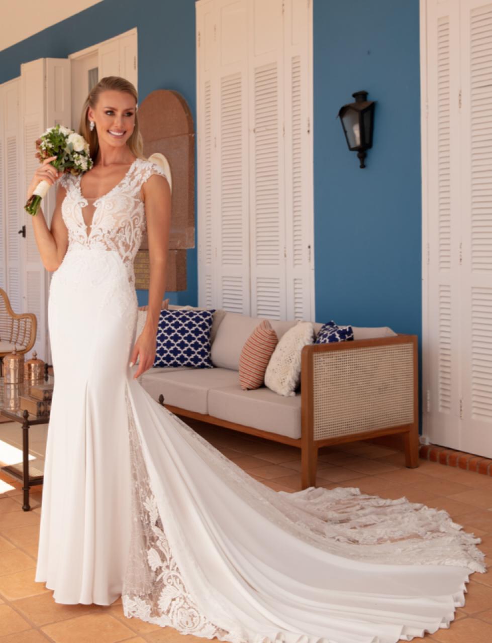 Vestido noiva sereia, decote em V, off-white, em crepe com elastano com aplicações de renda francesa e renda fio de seda.