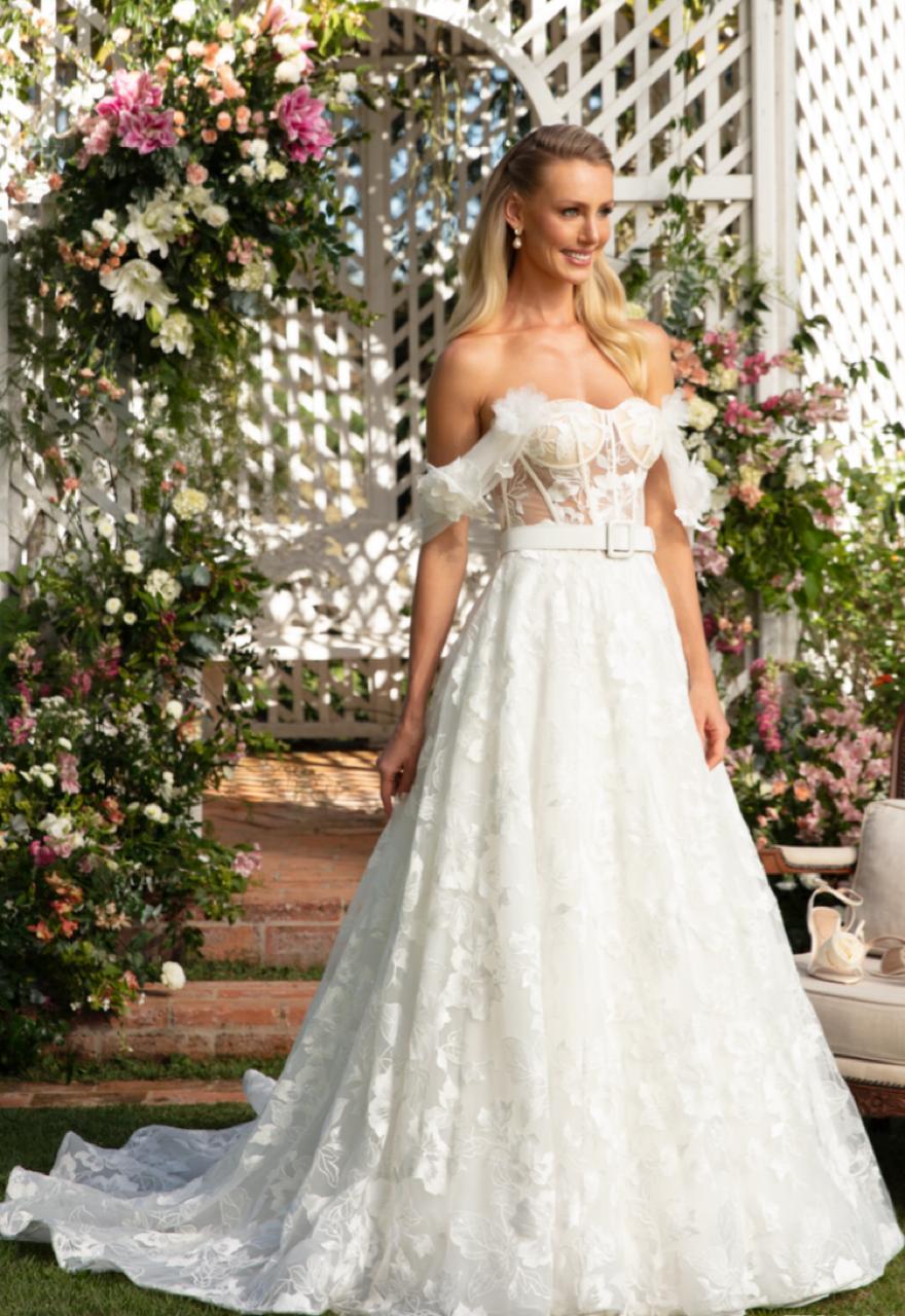 Vestido noiva rodado, decote tomara que caia com alças, off-wihte em cetim sobreposto por renda de algodão.