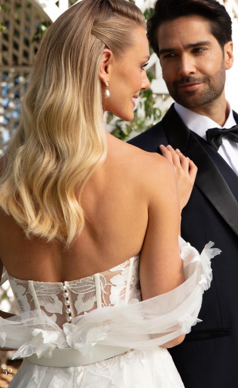 Vestido noiva rodado, decote tomara que caia com alças, off-wihte em cetim sobreposto por renda de algodão.