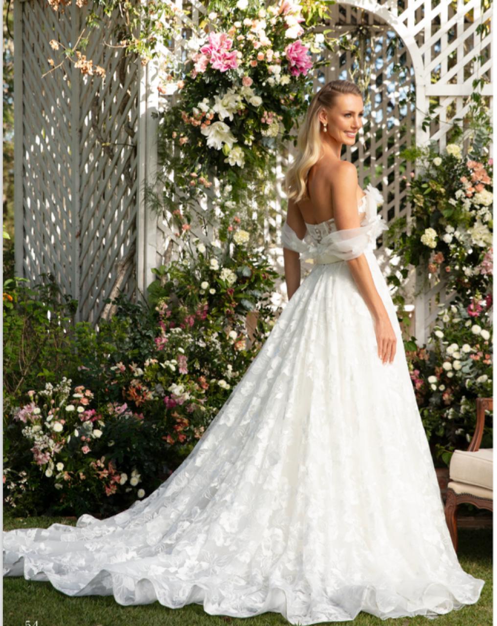 Vestido noiva rodado, decote tomara que caia com alças, off-wihte em cetim sobreposto por renda de algodão.