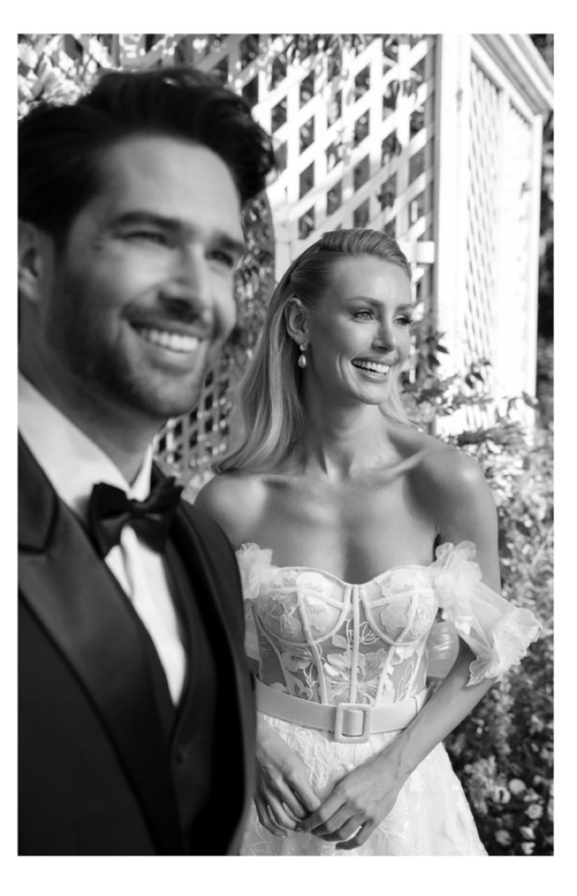 Vestido noiva rodado, decote tomara que caia com alças, off-wihte em cetim sobreposto por renda de algodão.