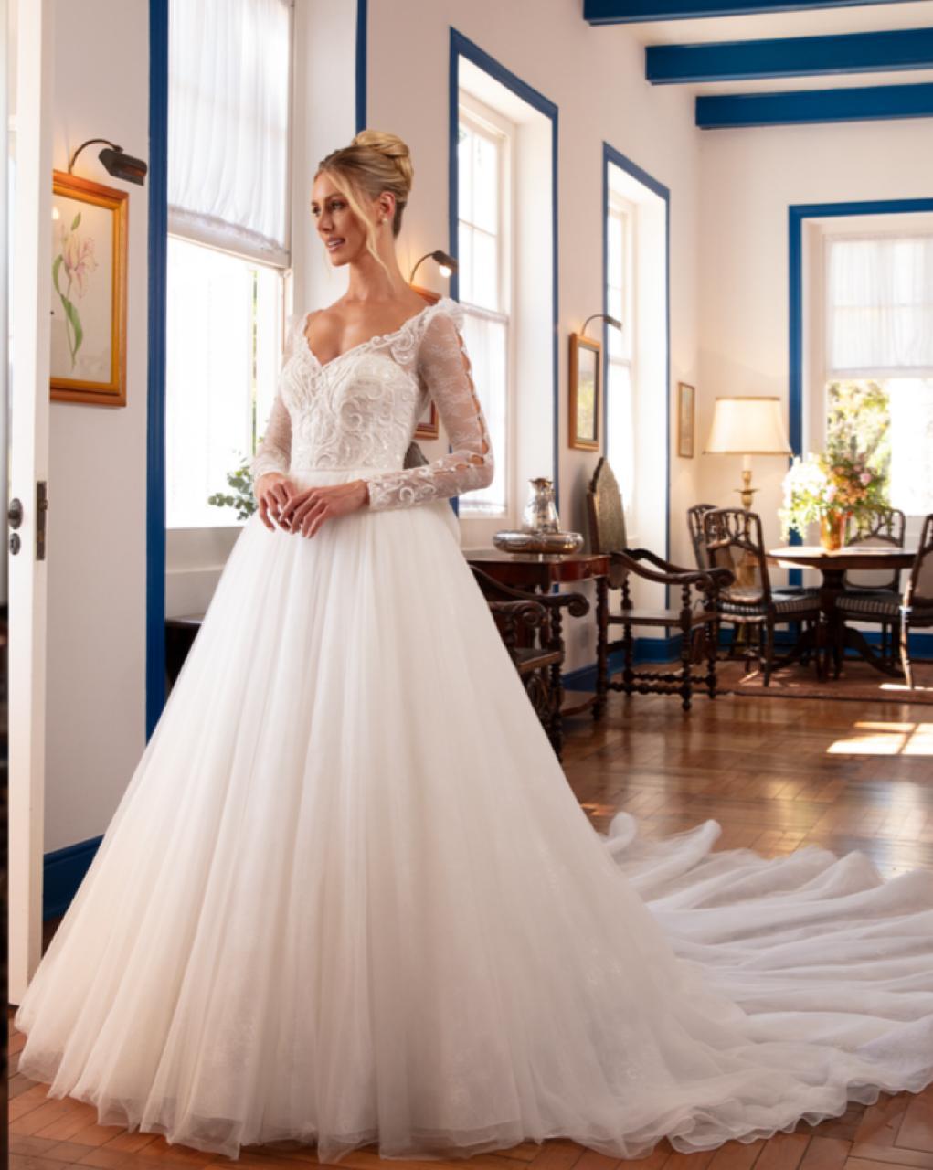 Vestido noiva rodado, decote princesa, off-white, em renda francesa sobreposta por tule e barrado de crinol.