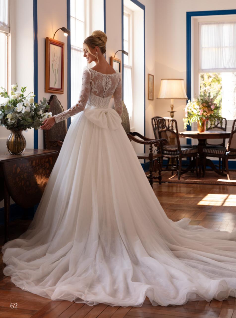 Vestido noiva rodado, decote princesa, off-white, em renda francesa sobreposta por tule e barrado de crinol.