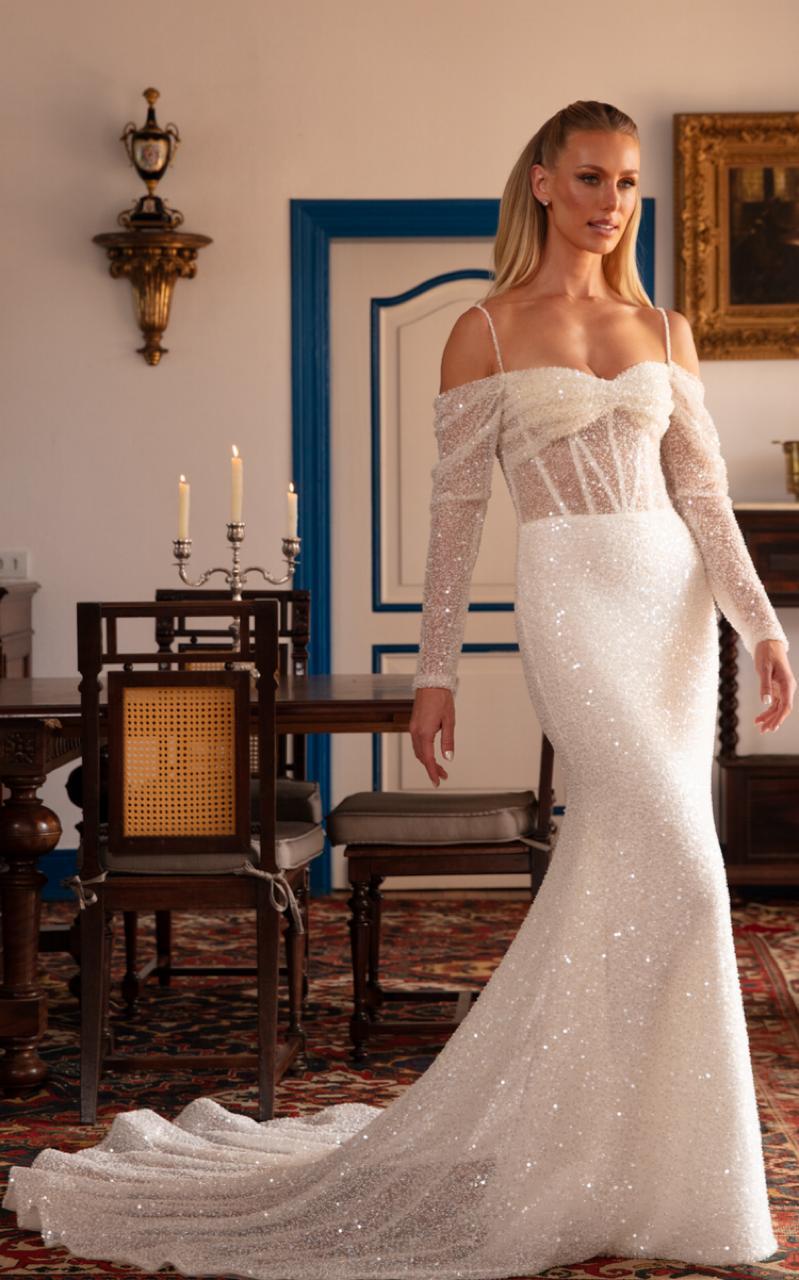 Vestido noiva sereia, decote ombro a ombro com alças, off-white em cetim sobreposto por tule bordado com miçangas e paetês.