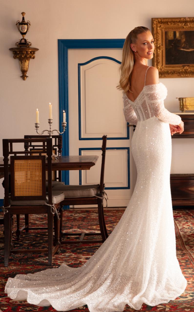 Vestido noiva sereia, decote ombro a ombro com alças, off-white em cetim sobreposto por tule bordado com miçangas e paetês.