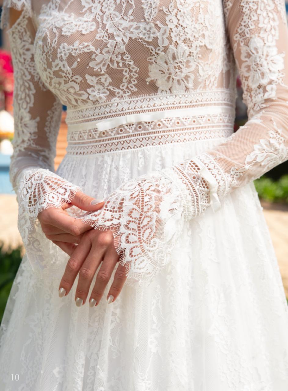 Vestido noiva rodado, decote bateau off-white, em cetim sobreposto por renda francesa.