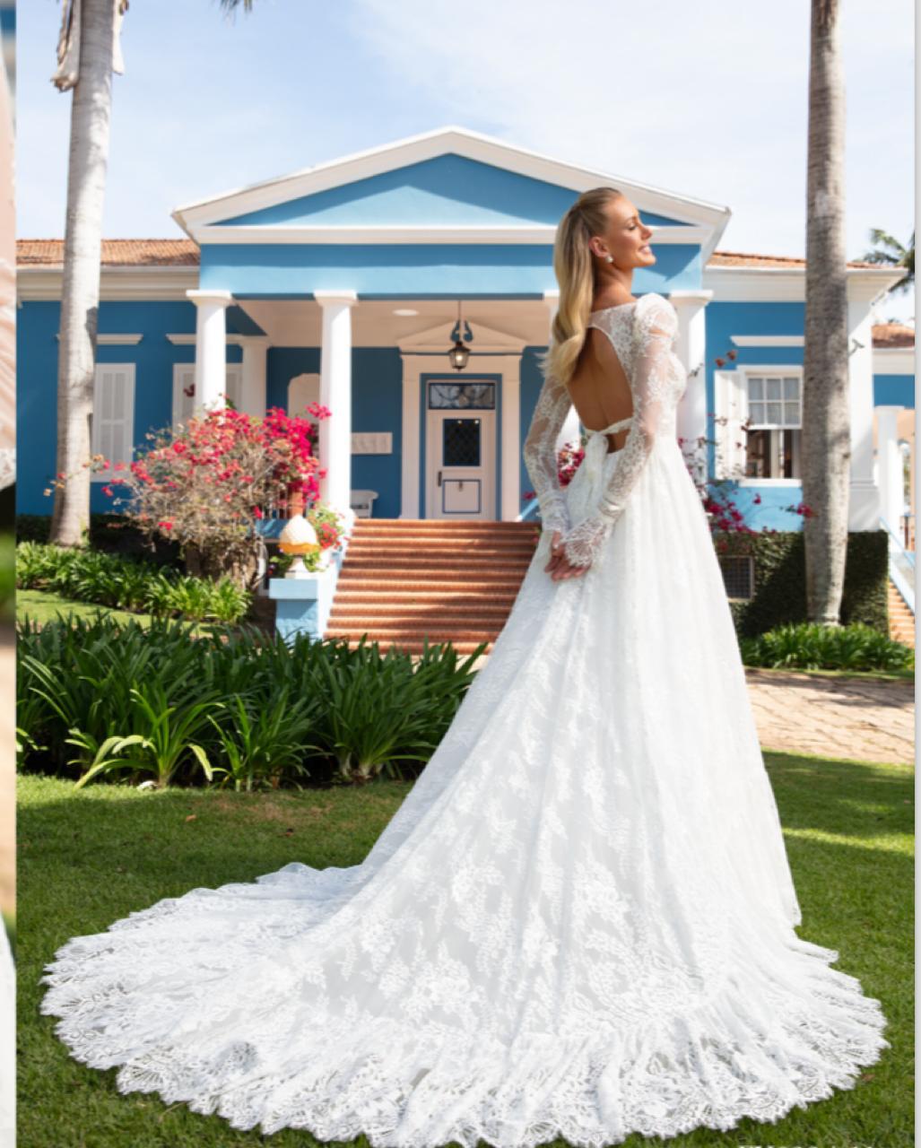 Vestido noiva rodado, decote bateau off-white, em cetim sobreposto por renda francesa.