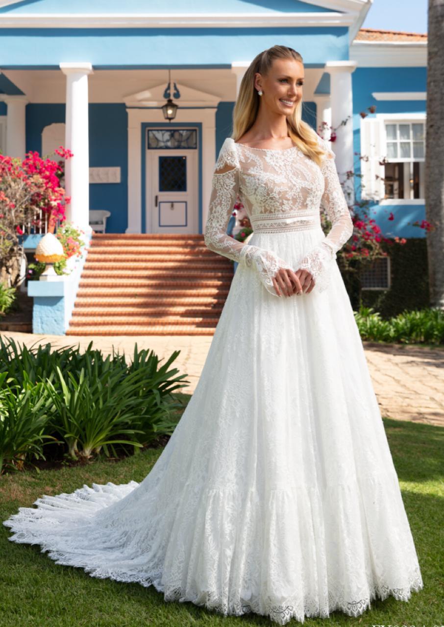 Vestido noiva rodado, decote bateau off-white, em cetim sobreposto por renda francesa.