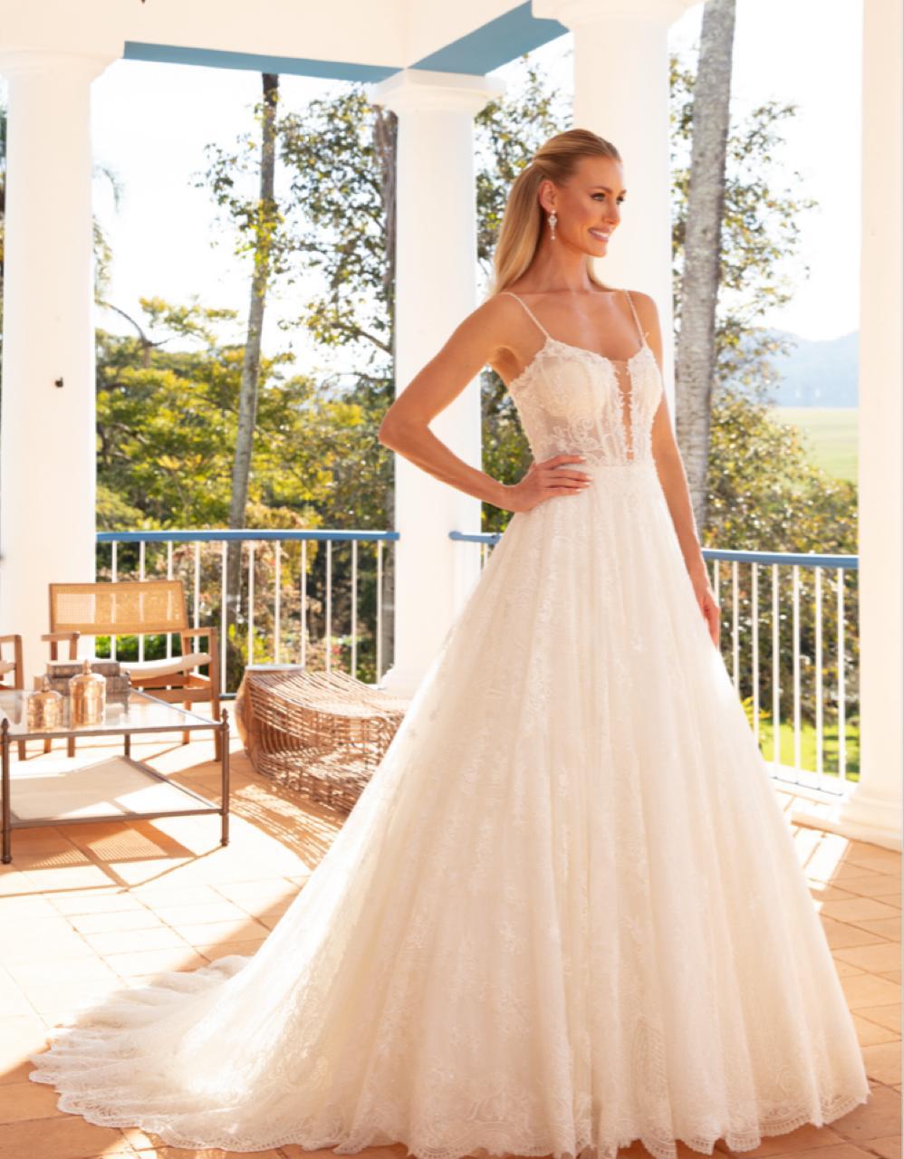 Vestido noiva rodado, decote princesa com alças, off-white, em tela high gloss sobreposta por tule.