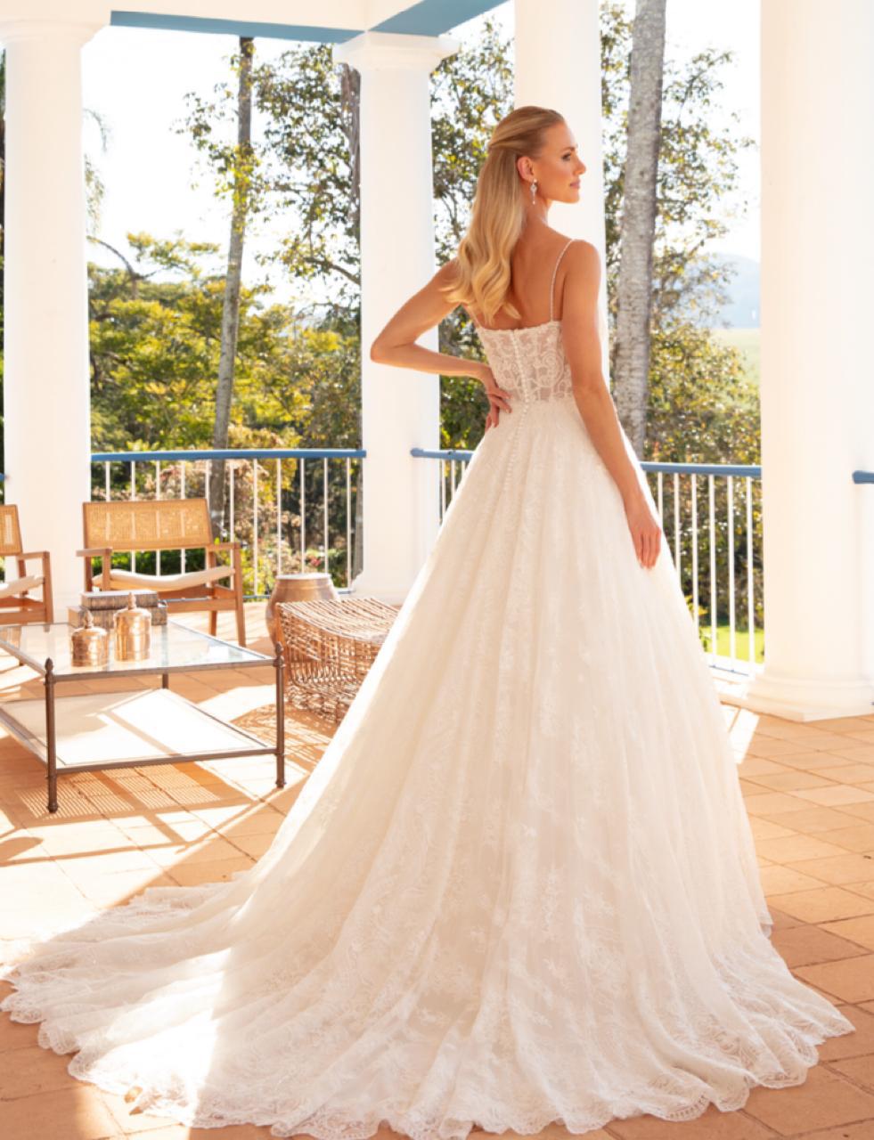Vestido noiva rodado, decote princesa com alças, off-white, em tela high gloss sobreposta por tule.