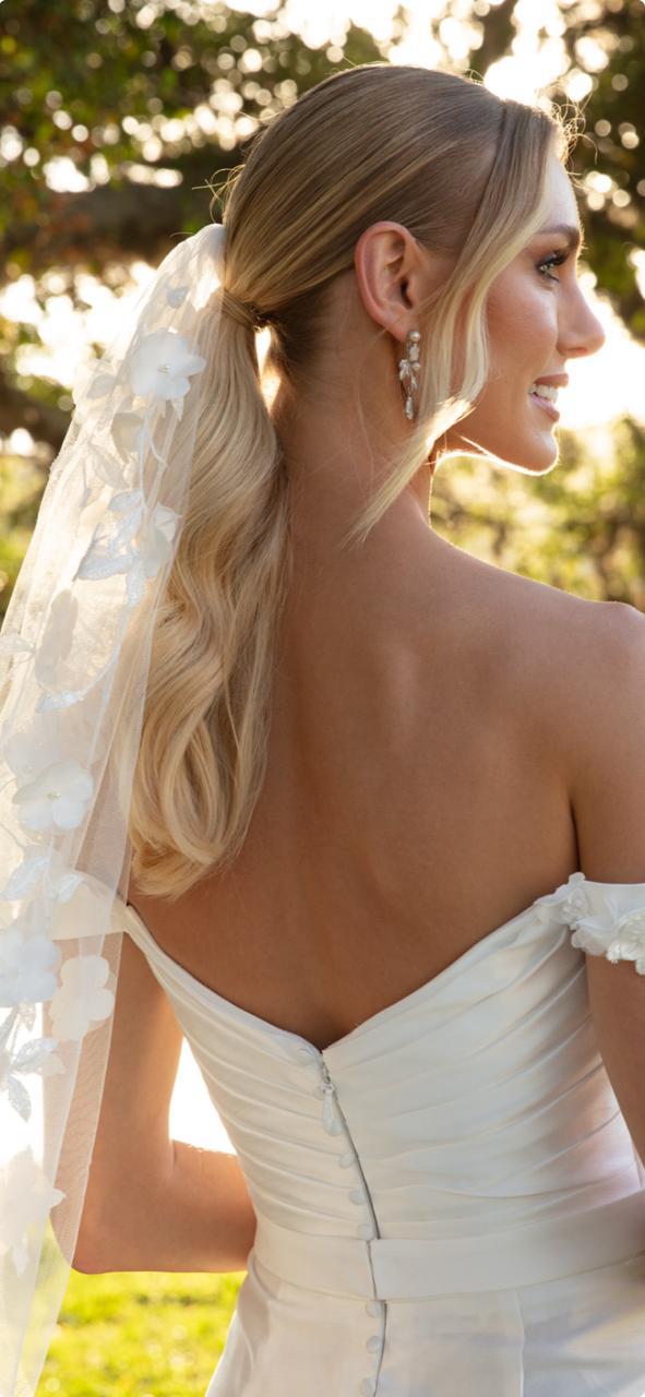 Vestido noiva estilo sereia, decote ombro a ombro, off-white, em zibeline.