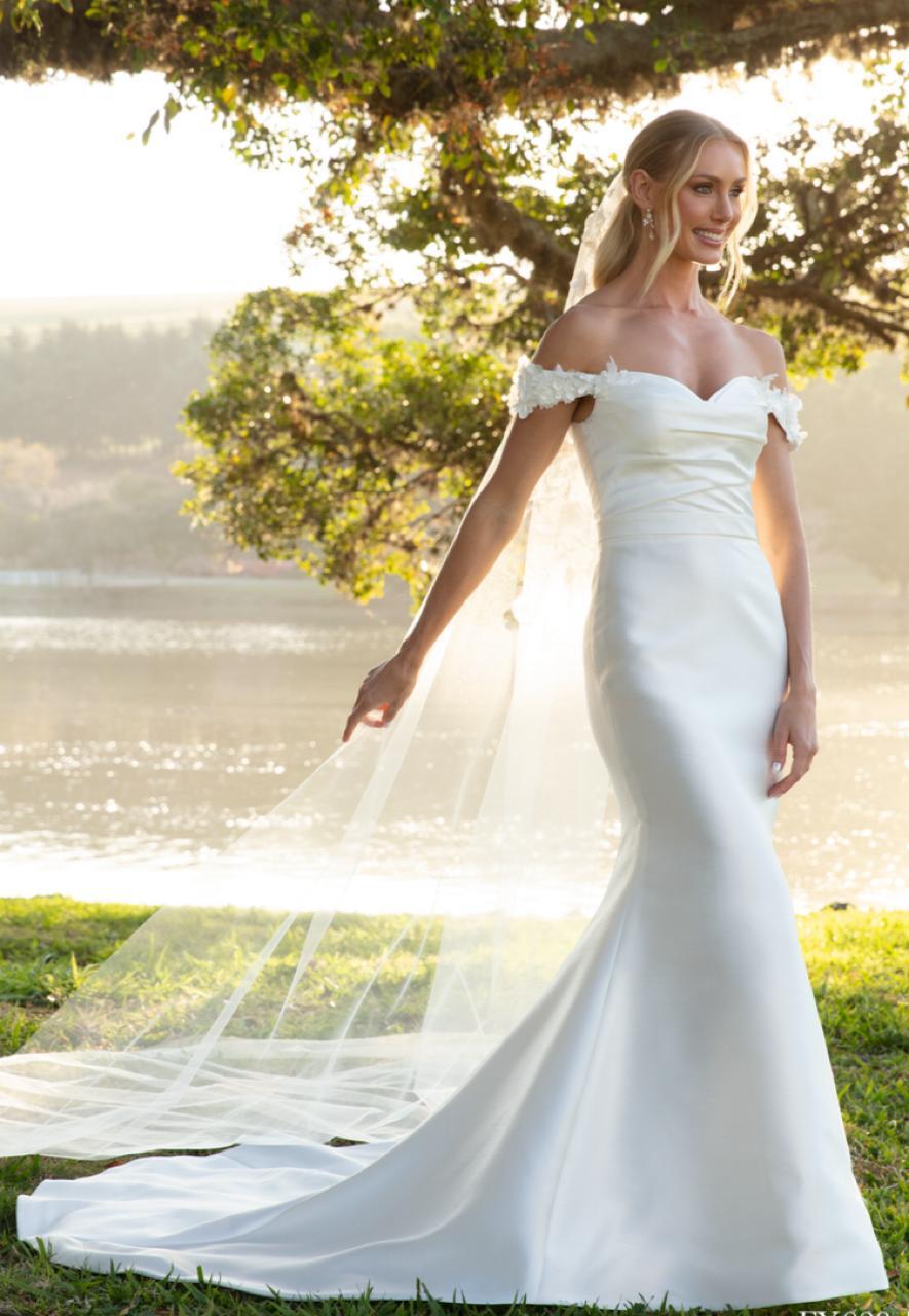 Vestido noiva estilo sereia, decote ombro a ombro, off-white, em zibeline.