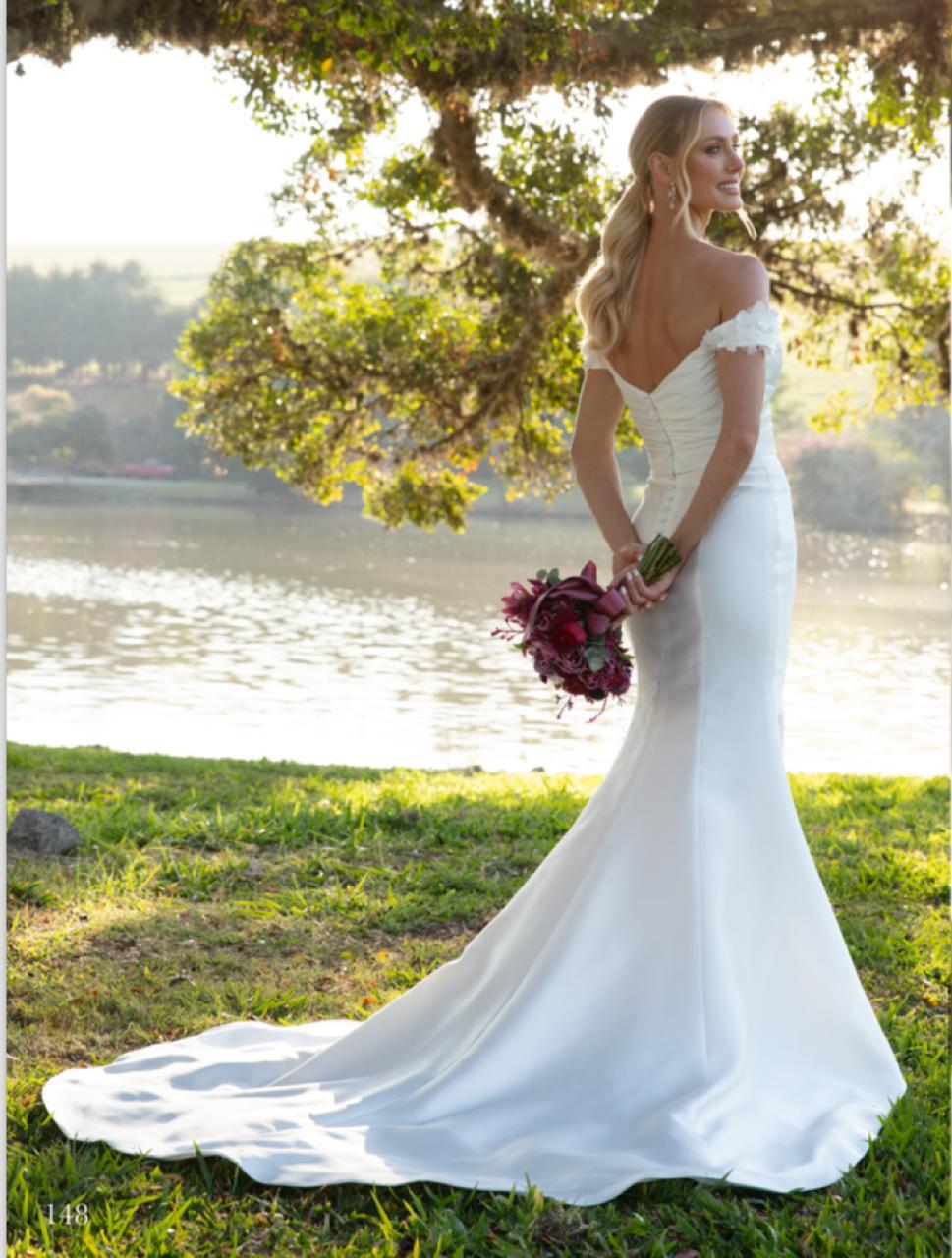 Vestido noiva estilo sereia, decote ombro a ombro, off-white, em zibeline.