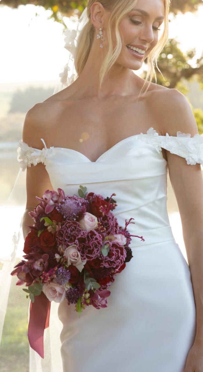 Vestido noiva estilo sereia, decote ombro a ombro, off-white, em zibeline.