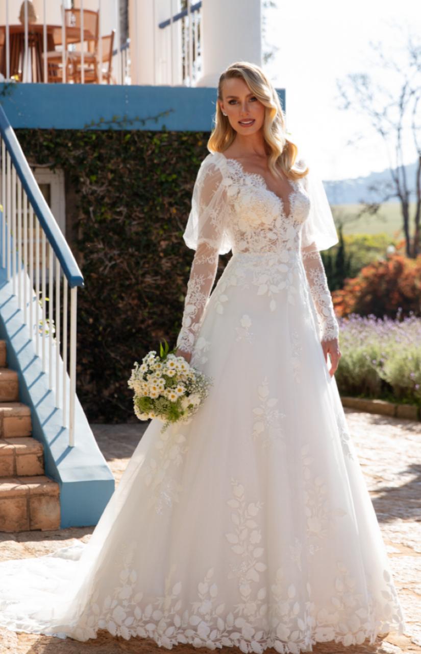 Vestido noiva rodado, decote em V, off-white em tela high gloss sobreposta por tule.