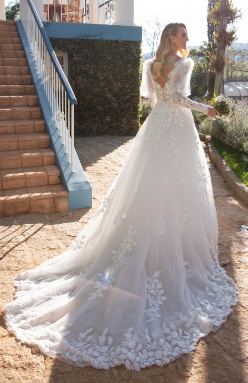 Vestido noiva rodado, decote em V, off-white em tela high gloss sobreposta por tule.